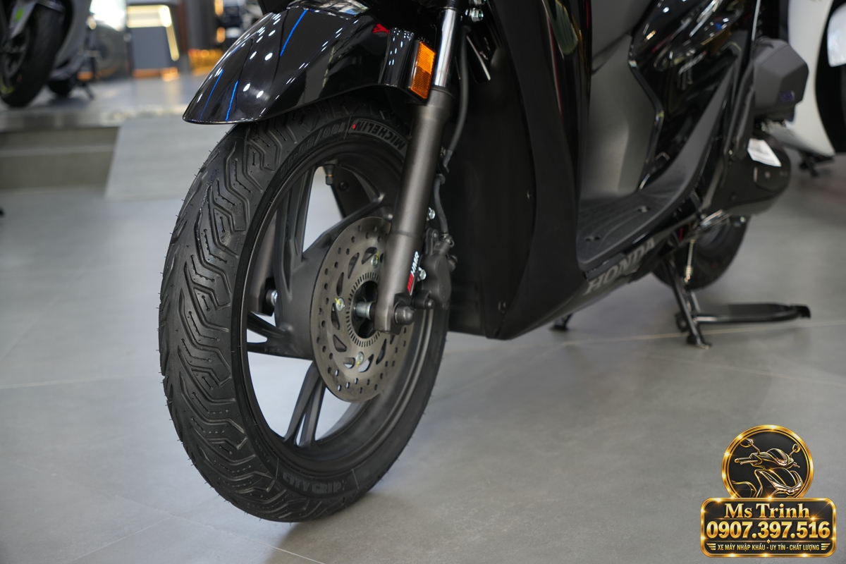 Honda SH150i Ý đen bóng 2027 tại Cà Mau - Sơn bóng lịch sự, tiện ích cho mỗi ngày