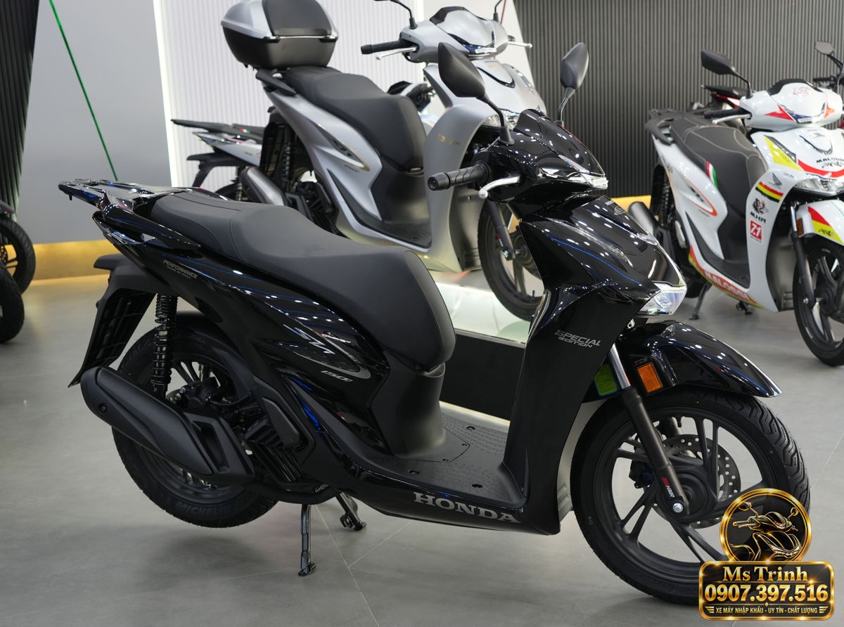 Honda SH150i Ý đen bóng 2027 tại Cà Mau - Sơn bóng lịch sự, tiện ích cho mỗi ngày