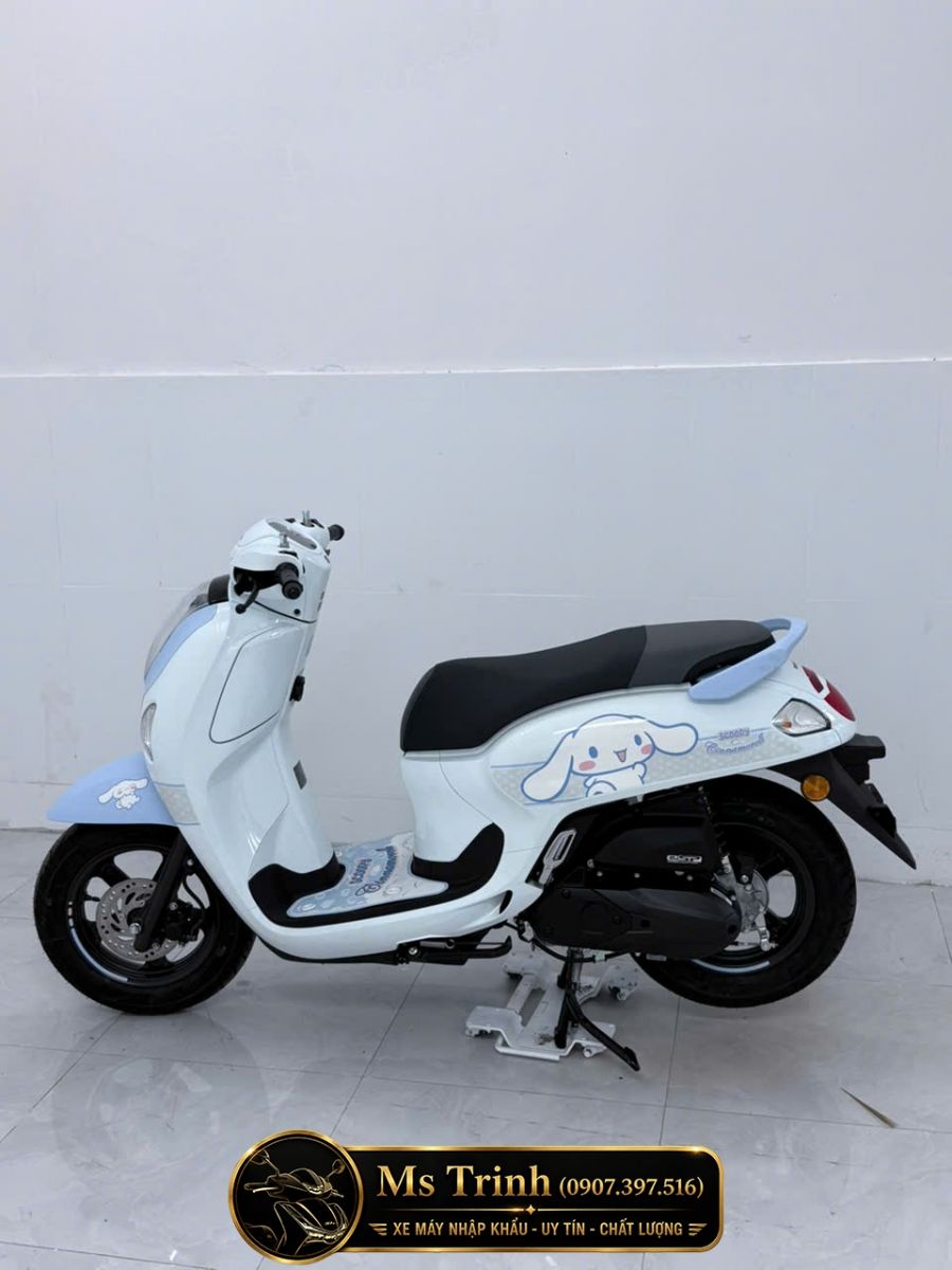 Honda Scoopy Cinnamoroll 2026 Cà Mau  nổi bật với tem Sanrio xanh trắng giới hạn.