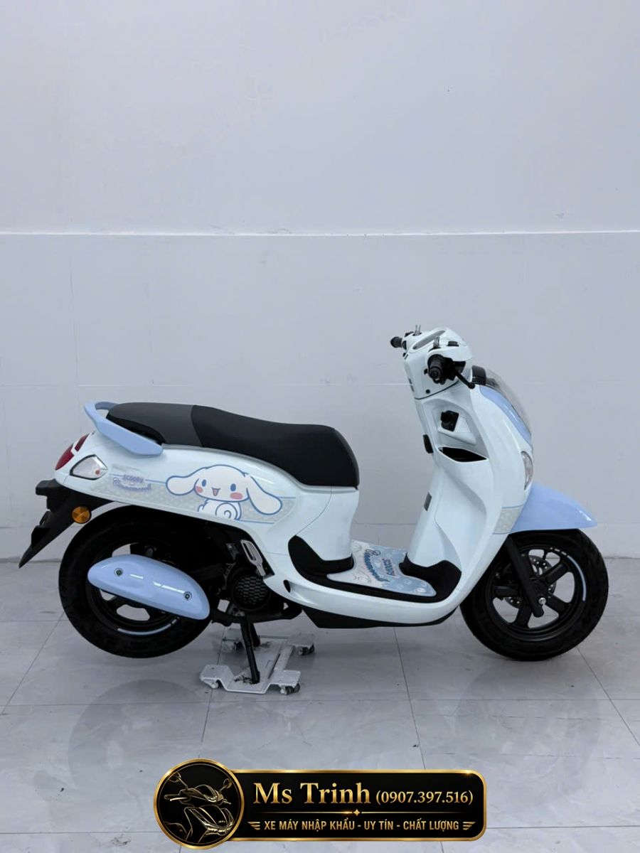 Honda Scoopy Cinnamoroll 2026 góc nghiêng trước nổi bật cùng màu xanh pastel
