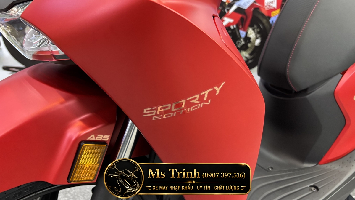 Logo Sporty Edition trên thân Honda SH150 nhập Ý Chi tiết logo Sporty Edition màu vàng đồng trên Honda SH150 Ý màu đỏ