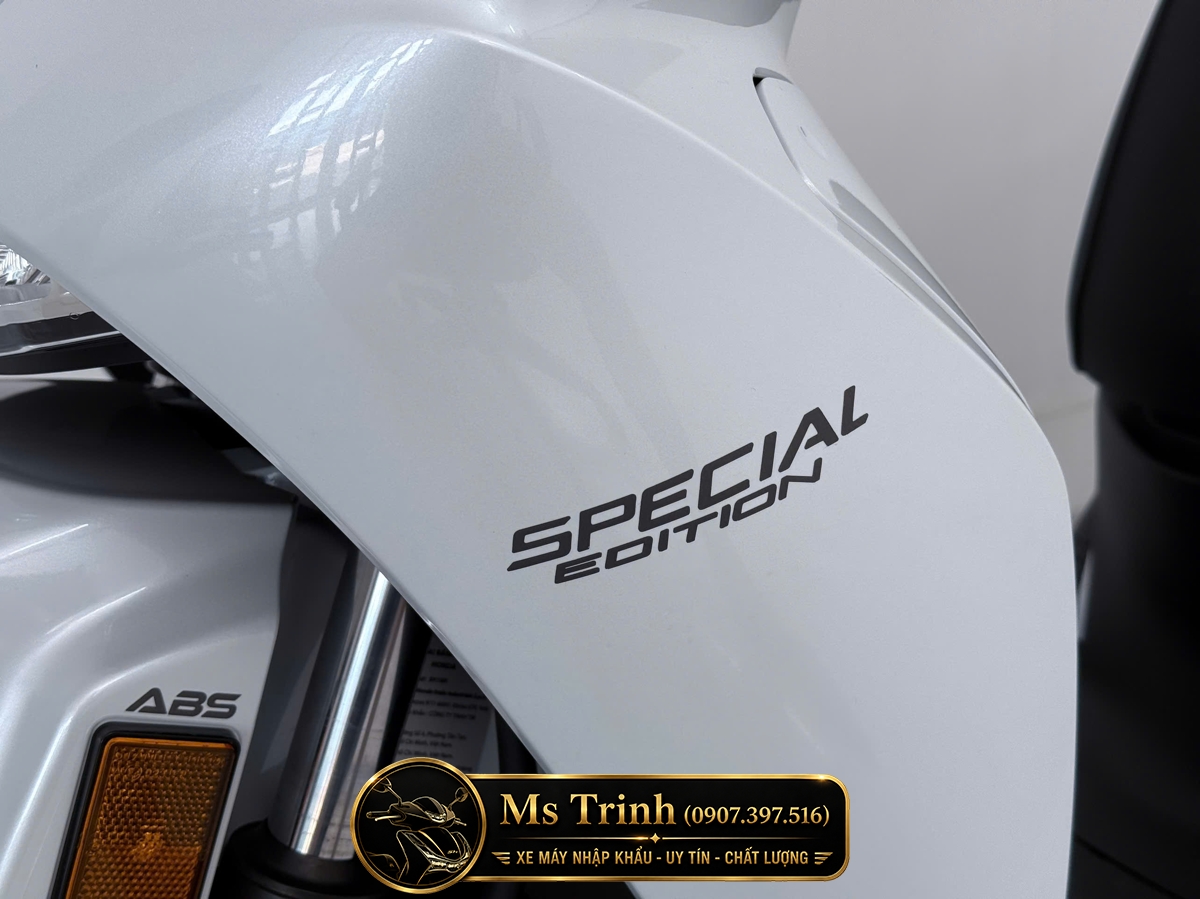 Logo Special Edition bằng nhôm trên Honda SH150i Italy Chi tiết Special Edition màu xám dập nổi trên SH150i HMR trắng