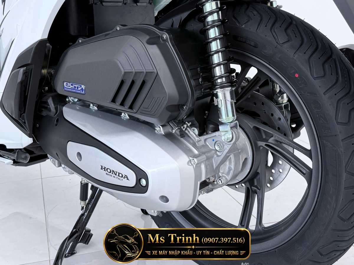 Ốp động cơ Honda SH150i HMR với chữ Made in Italy Logo Honda màu đen và Made in Italy trên ốp máy SH150i nhập Ý