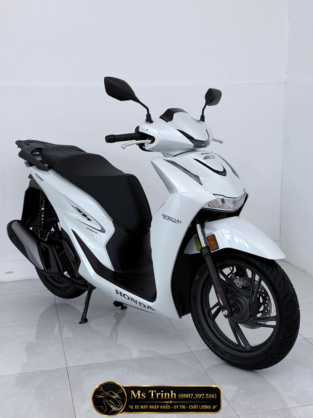 Honda SH150i HMR màu trắng dành cho người thích phong cách lịch lãm Honda SH150i Special Edition Italy màu trắng nhìn từ góc nghiêng