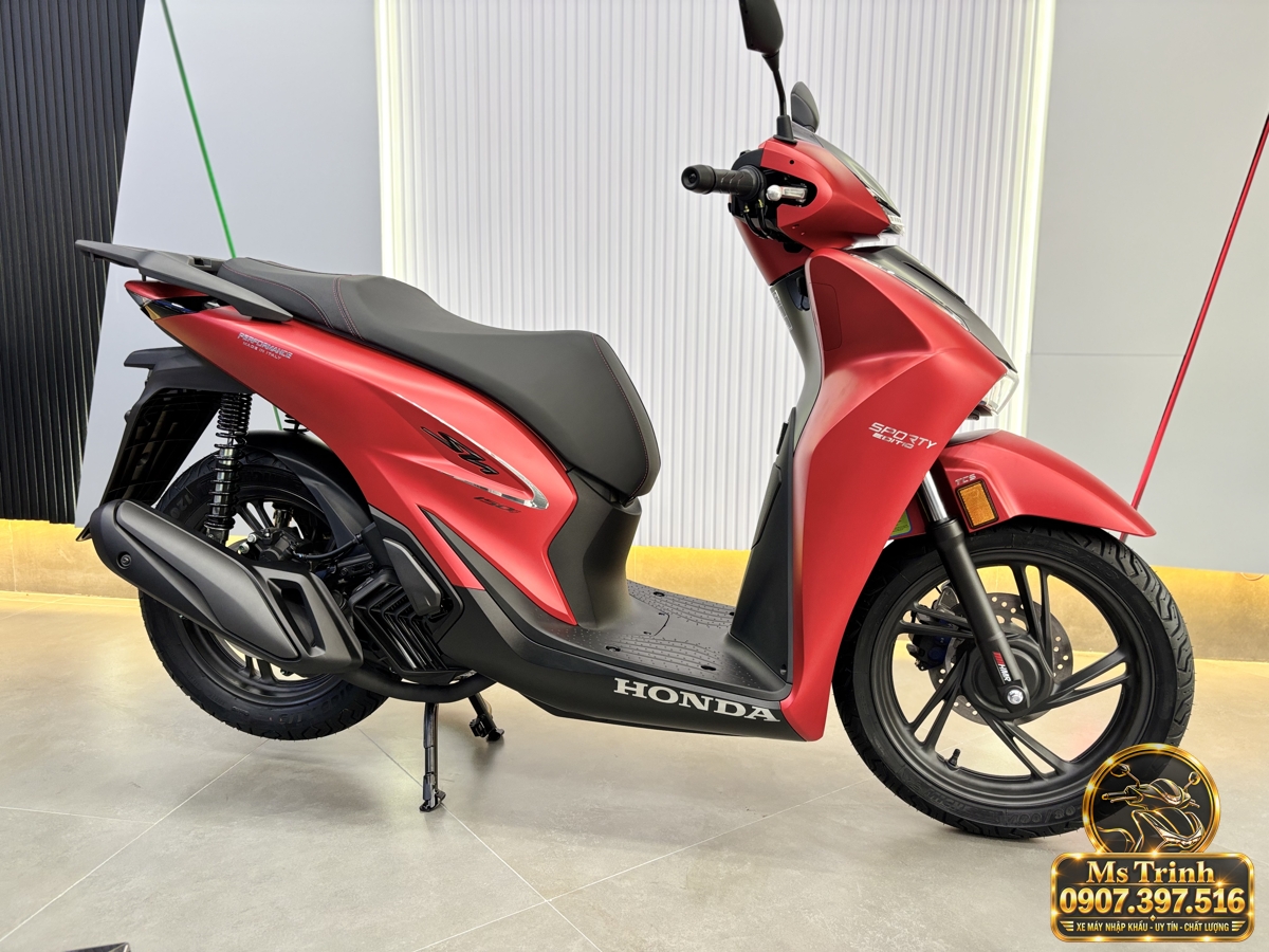 Honda SH150i Ý màu đỏ 2027 nhìn ngang với thân xe thanh lịch, bánh lớn và bộ mâm đen