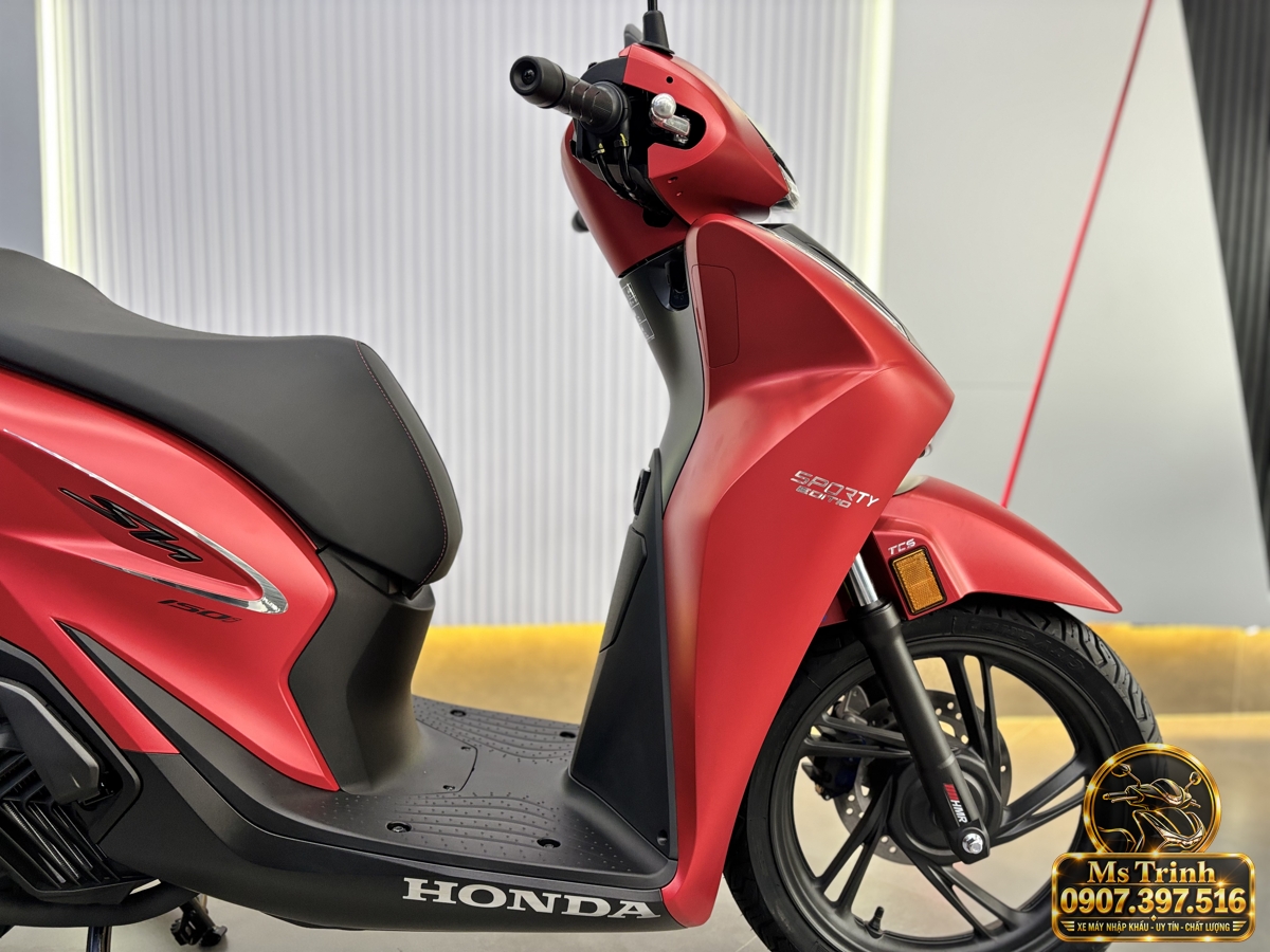 Honda SH150i Ý màu đỏ với bánh trước mâm đen, yếm đỏ và sàn để chân rộng
