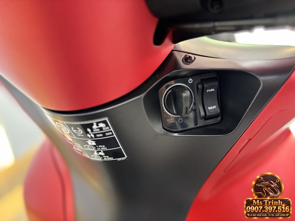Núm điều khiển khóa thông minh Smart Key đặt trên yếm trong của xe Honda SH150i màu đỏ