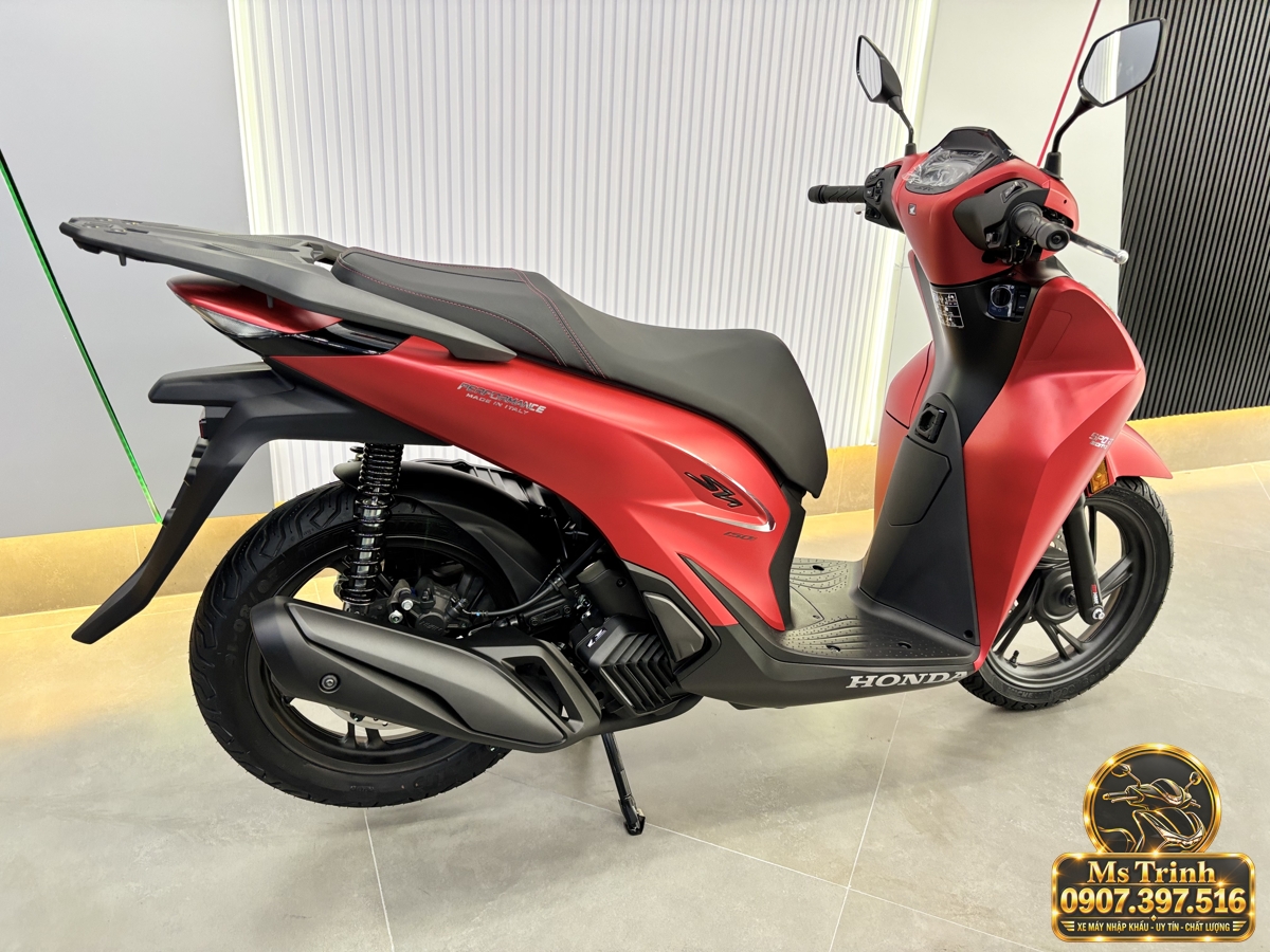 Tổng thể xe SH150i nhập Ý màu đỏ tại CubShop Premium với góc quan sát phía sau bên phải