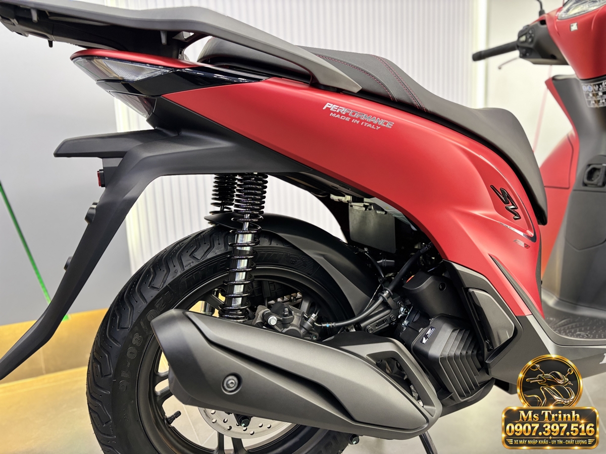 Tem Performance Made in Italy trên thân sau Honda SH150i Ý màu đỏ cùng chi tiết tay dắt