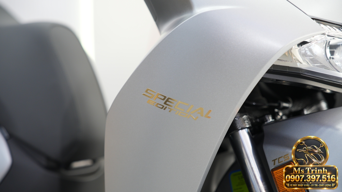 Cận cảnh cụm đèn trước Honda SH150i Ý xám bạc model 2027 cùng chi tiết tem Special Edition