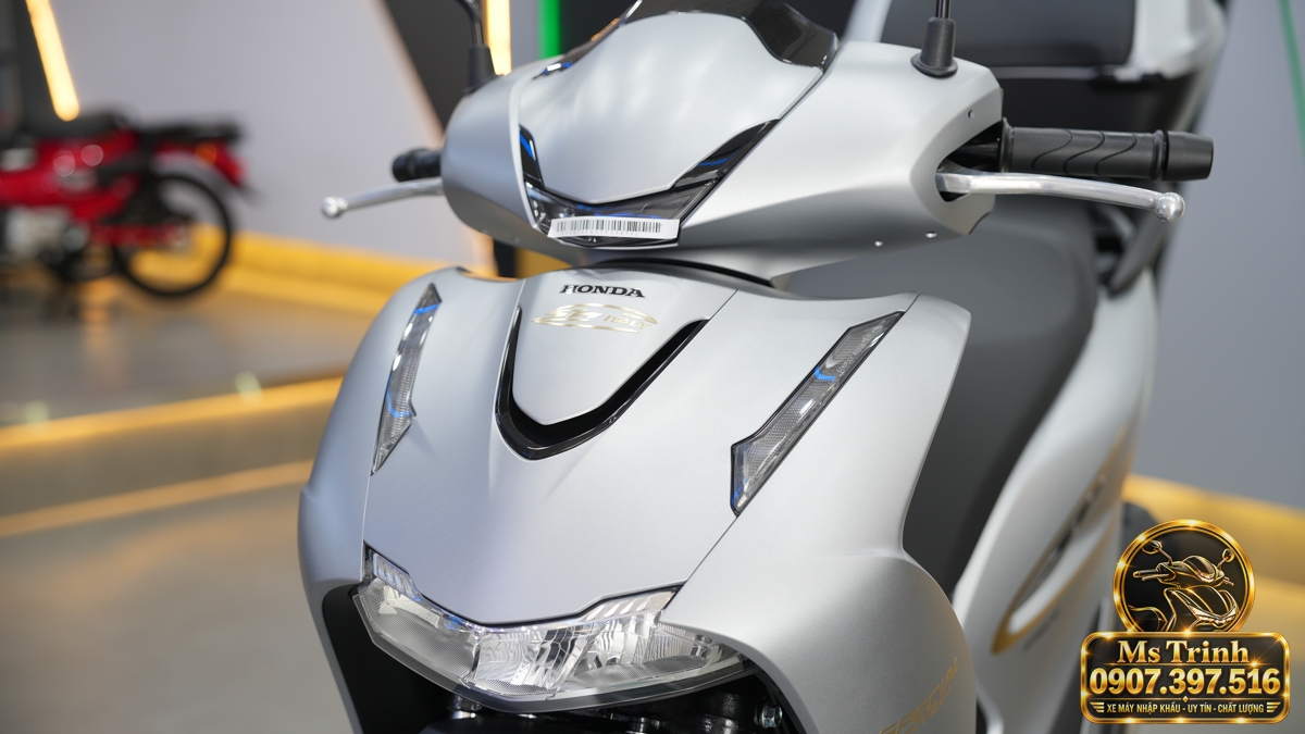 Honda SH150i Ý xám bạc 2027 nhìn từ phía trước với gương cao và cụm đèn chiếu sáng