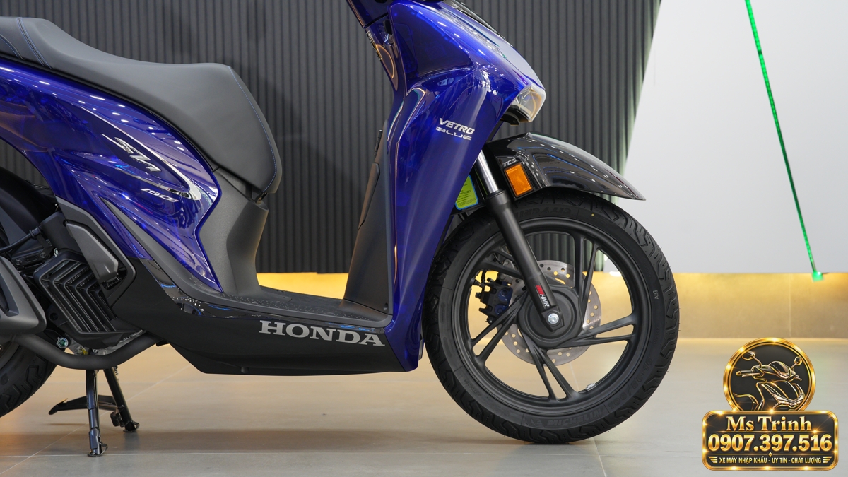 Khu vực sàn để chân Honda SH150 Vetro Blue 2027 Sàn để chân Honda SH150 Vetro Blue 2027 màu đen kết hợp thân xe Sapphire và chữ Honda