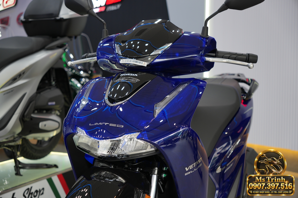 Mặt nạ Honda SH150i Ý Vetro Blue phối xanh và đen bóng Cận cảnh mặt nạ Honda SH150i Ý Vetro Blue với logo Honda và các chi tiết ốp đen bóng