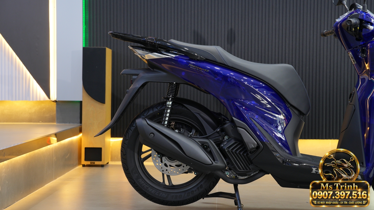 Thân xe và cụm ống xả Honda SH150 Vetro Blue 2027 nhìn ngang Honda SH150 Vetro Blue 2027 nhìn ngang bên phải với dàn áo Sapphire và cụm ống xả màu đen
