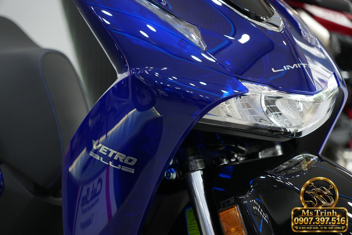 Chi tiết tem nhận diện phiên bản Honda SH150 Vetro Blue Cận cảnh bộ tem thiết kế riêng trên Honda SH150i Vetro Blue Sapphire nhập khẩu Ý