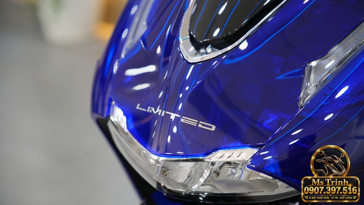 Chữ Limited trên mặt nạ Honda SH150 Ý Vetro Blue Mặt nạ Honda SH150 Ý Vetro Blue 2027 có chi tiết chữ Limited phía trên cụm đèn trước
