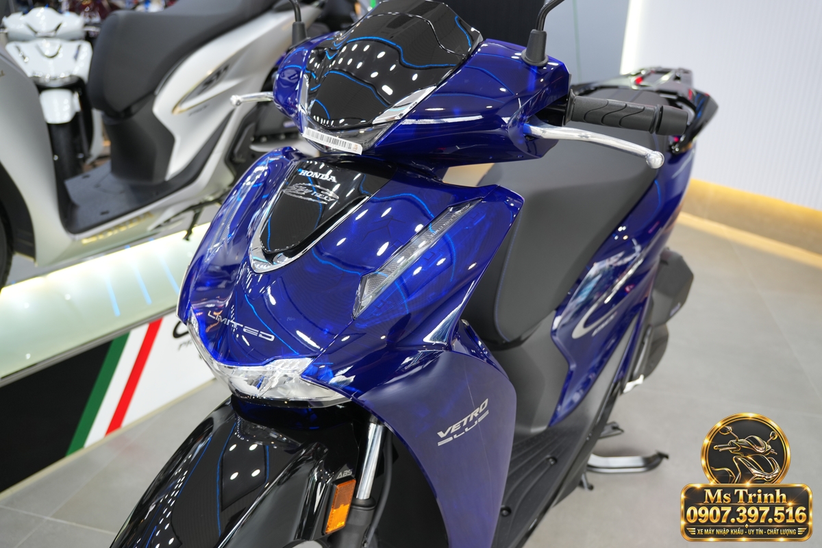 Tổng thể SH150i Ý Vetro Blue Sapphire model 2027 trong showroom Honda SH150i Ý Vetro Blue Sapphire model 2027 trưng bày với dàn áo xanh và chi tiết đen