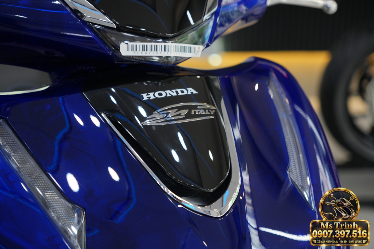 Hình ảnh thực tế Honda SH150 Vetro Blue Sapphire 2027 số 2413 Ảnh thực tế Honda SH150 Vetro Blue 2027 thể hiện dàn áo Sapphire bán trong suốt