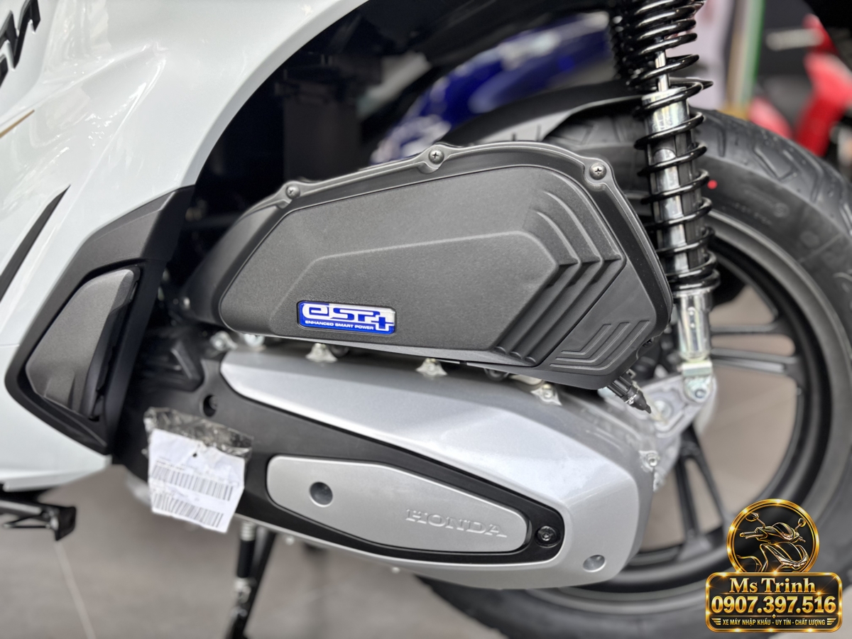 Cận cảnh nắp truyền động mang logo eSP+ trên Honda SH150i Ý 2027 màu trắng