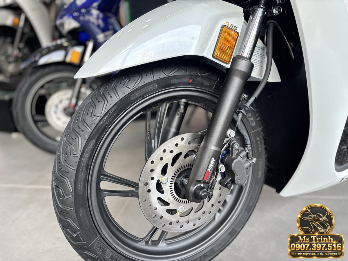 Cận cảnh phuộc trước, mâm đen và phanh đĩa Honda SH150 Ý màu trắng đời 2027