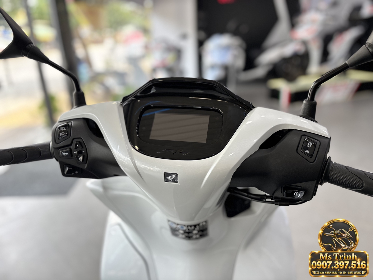 Khu vực tay lái Honda SH150i Ý 2027 màu trắng với màn hình đồng hồ và cụm công tắc điều khiển