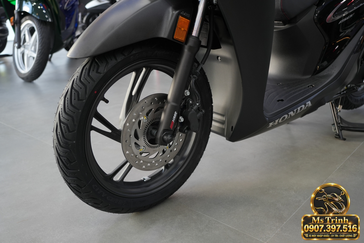 Phanh đĩa và bánh trước trên SH150i Ý đen nhám 2027 Phanh đĩa và bánh trước của Honda SH150i Ý đen nhám 2027 trong bộ ảnh xe thực tế