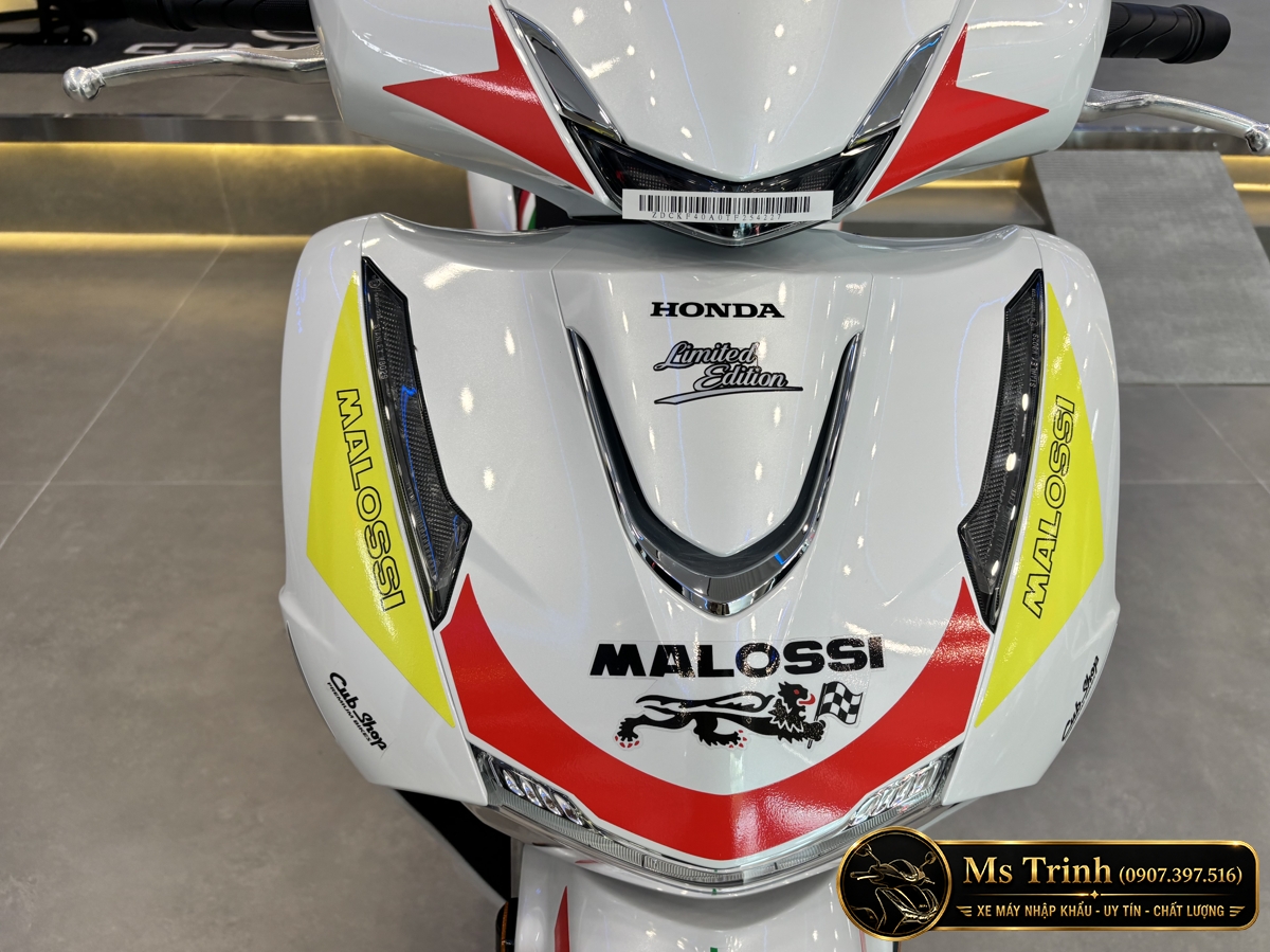 Cận cảnh mặt nạ Honda SH150 Ý Malossi 2026 với tem đỏ vàng và logo sư tử Cận cảnh mặt nạ Honda SH150 Ý Malossi 2026 với tem đỏ vàng và logo sư tử