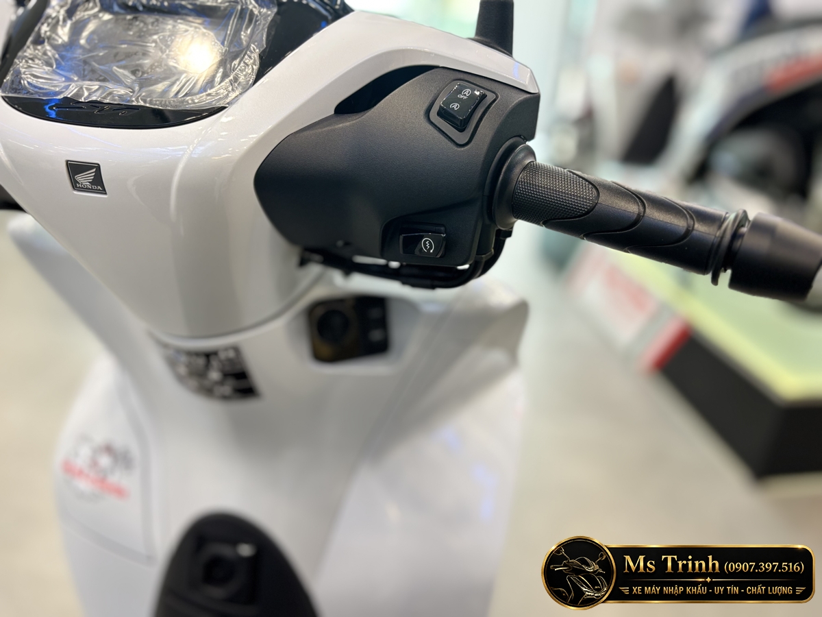 Tay ga và cụm công tắc Idling Stop bên phải trên Honda SH150i Ý custom Malossi Tay ga và cụm công tắc Idling Stop bên phải trên Honda SH150i Ý custom Malossi