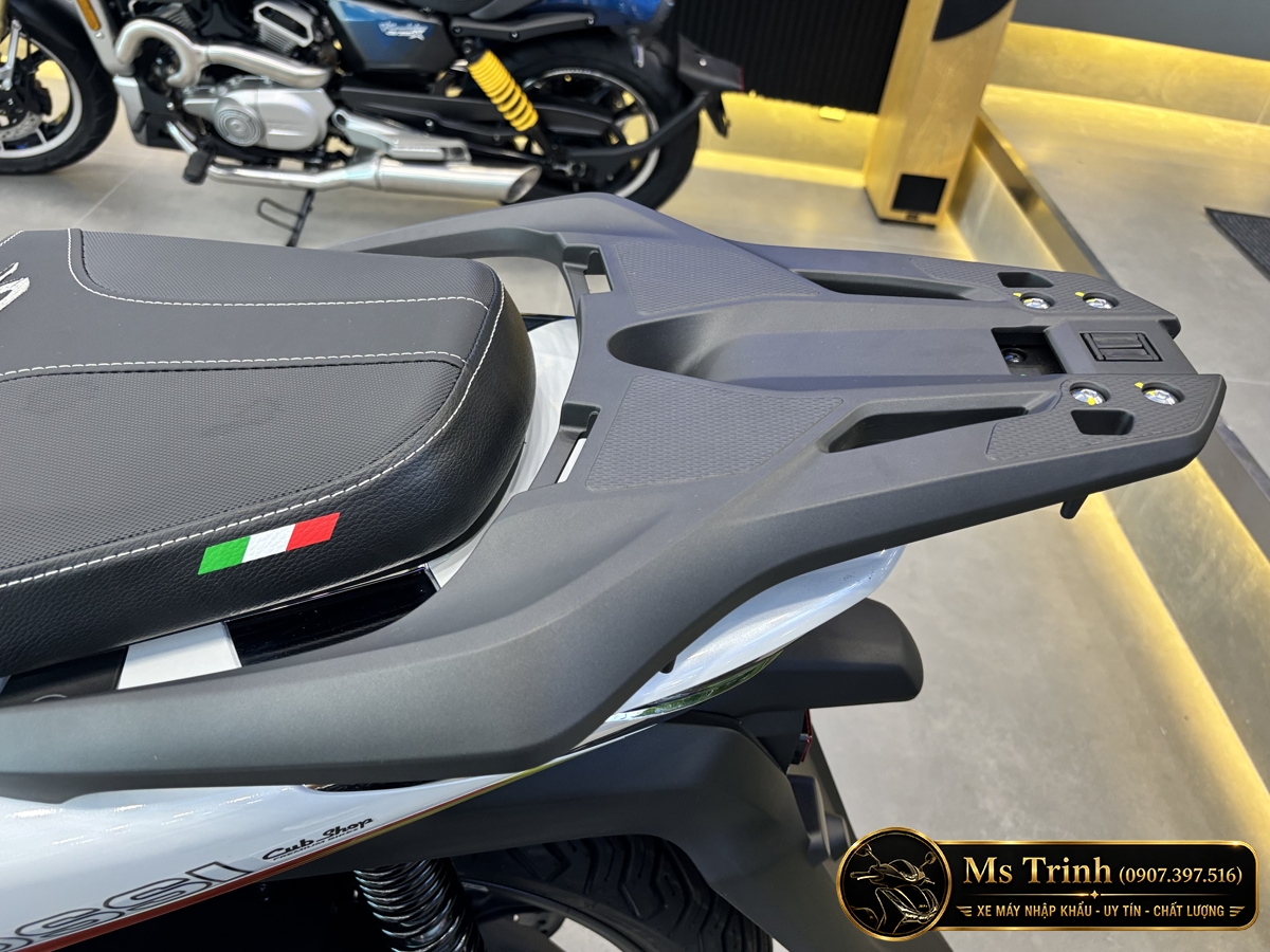 Baga sau màu đen và chi tiết cờ Ý trên yên Honda SH150 Ý Malossi Baga sau màu đen và chi tiết cờ Ý trên yên Honda SH150 Ý Malossi