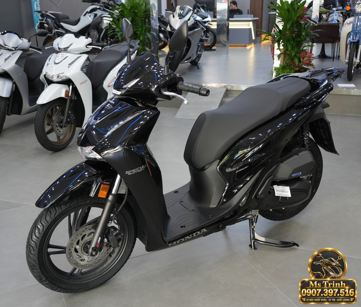 Honda SH150i đen bóng giữ dáng bánh lớn đặc trưng, phù hợp nhu cầu đi lại hằng ngày. Honda SH150i đen bóng giữ dáng bánh lớn đặc trưng, phù hợp nhu cầu đi lại hằng ngày.