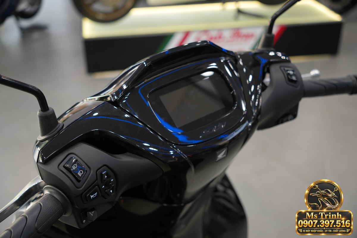 Màn hình TFT màu tại khu vực tay lái giúp người sử dụng quan sát thông tin vận hành. Màn hình TFT màu tại khu vực tay lái giúp người sử dụng quan sát thông tin vận hành.